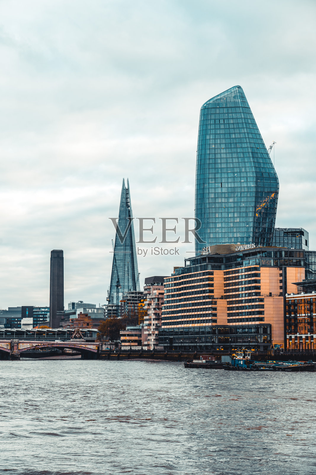 泰晤士河上的伦敦城市天际线照片摄影图片