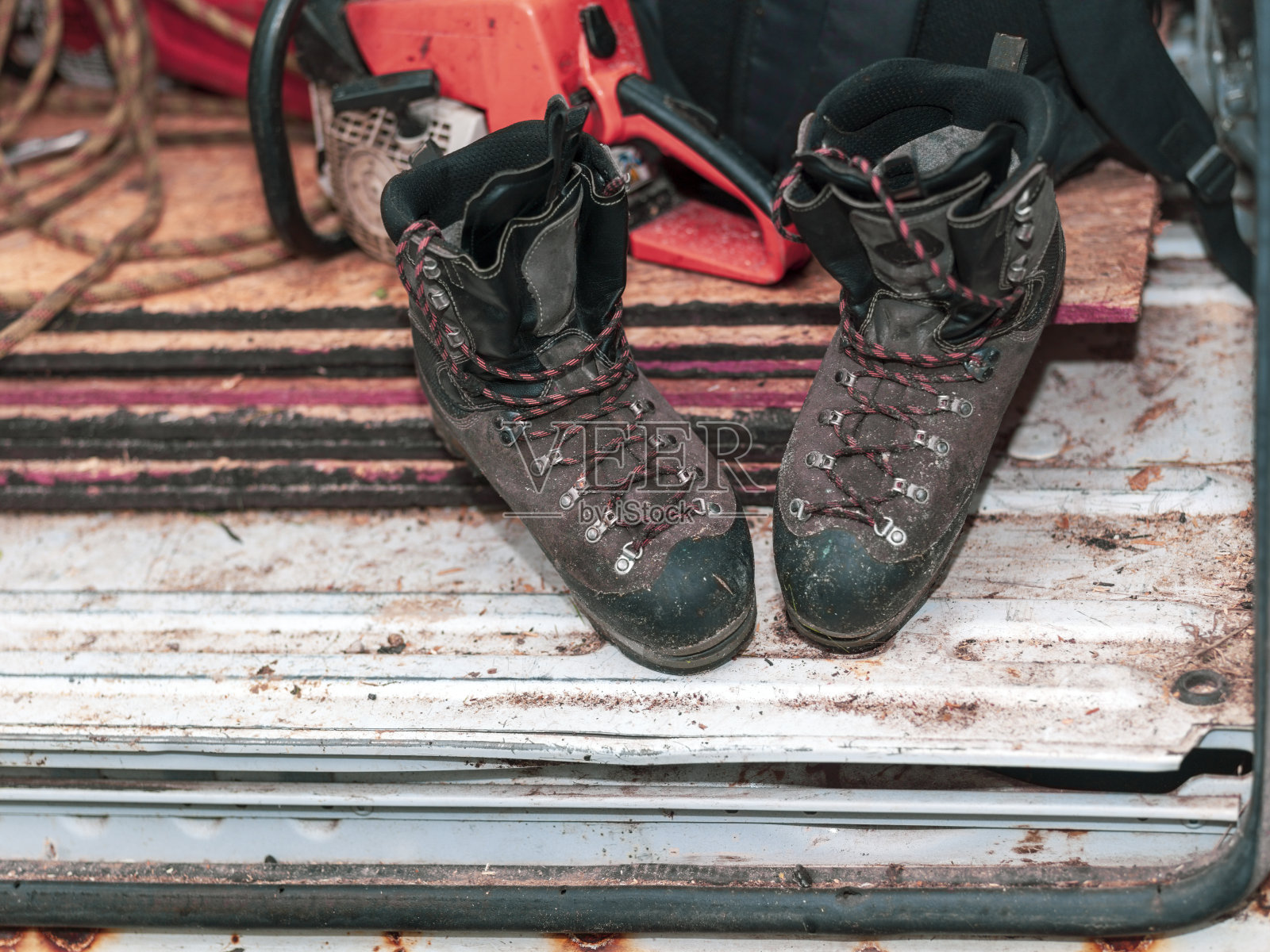 安全防穿刺脏鞋照片摄影图片