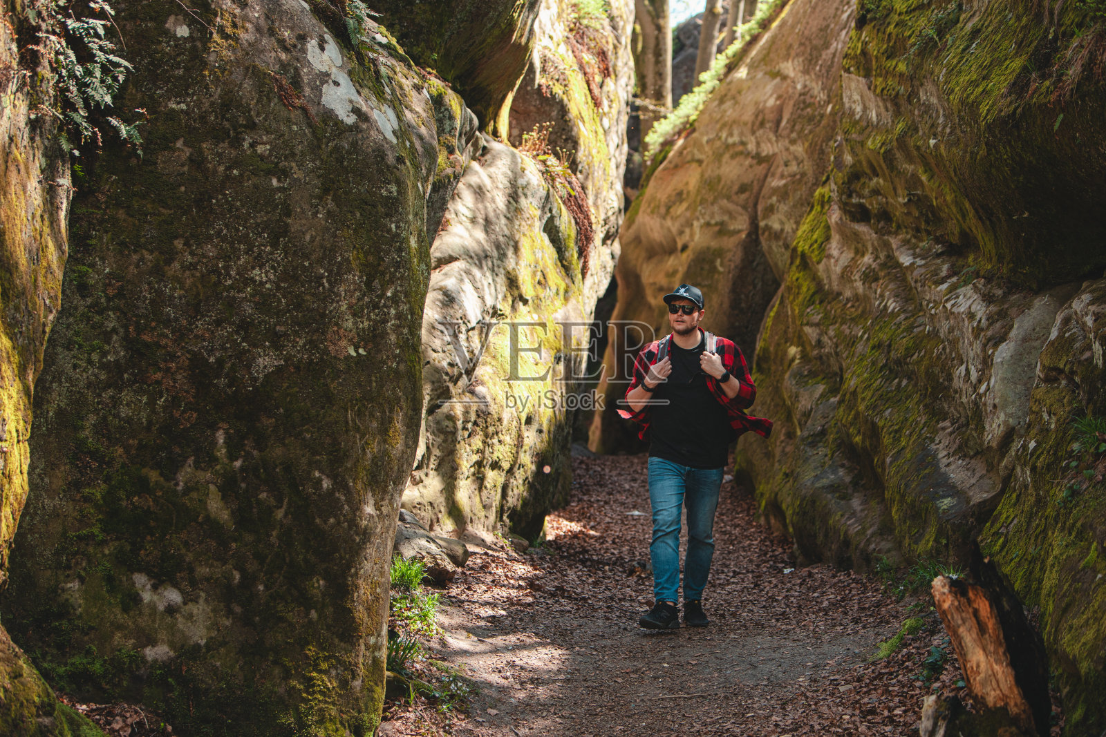 背包客徒步穿越峡谷照片摄影图片