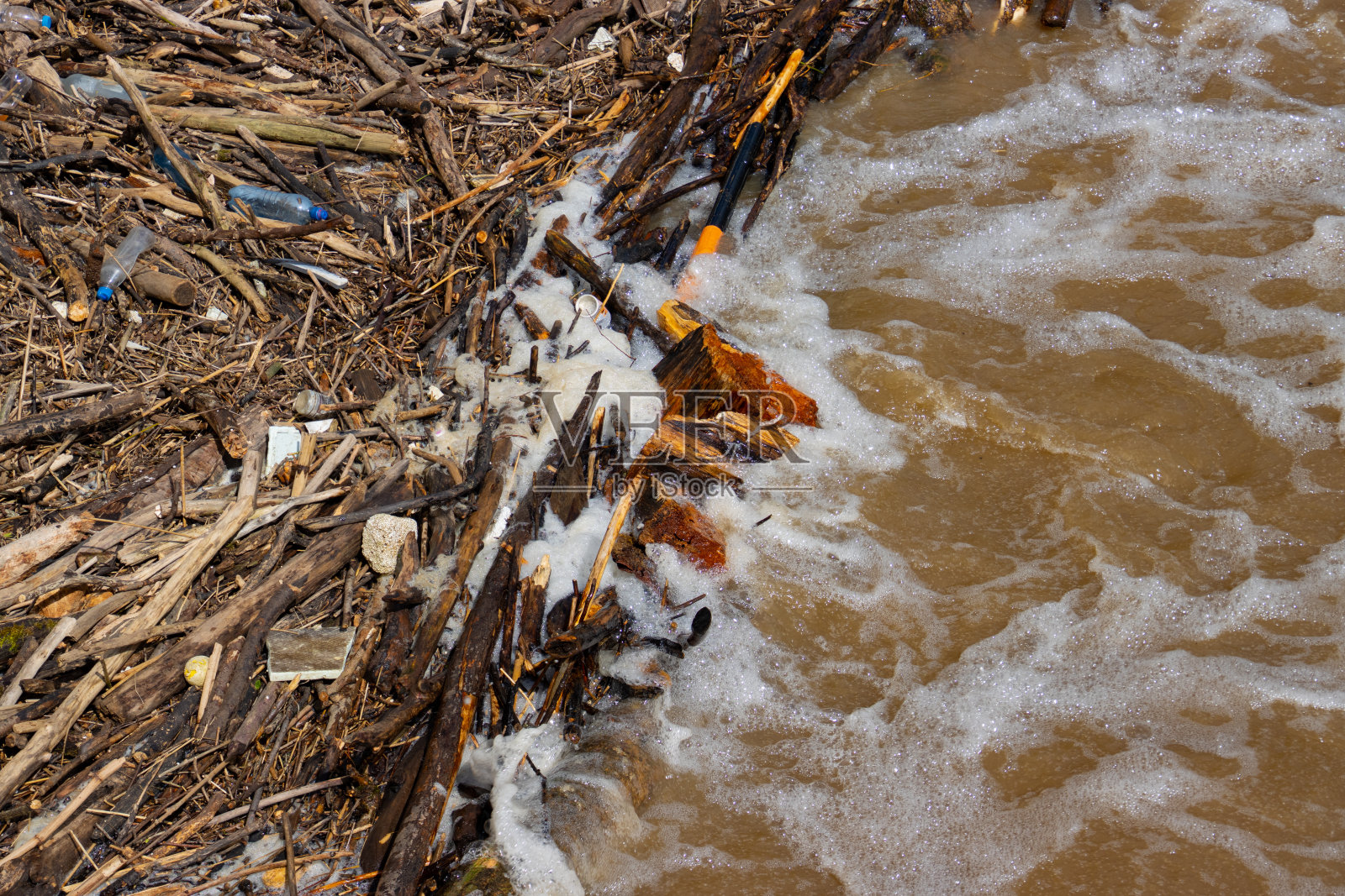 洪水期间的木屑和塑料垃圾堆积，环境水污染照片摄影图片