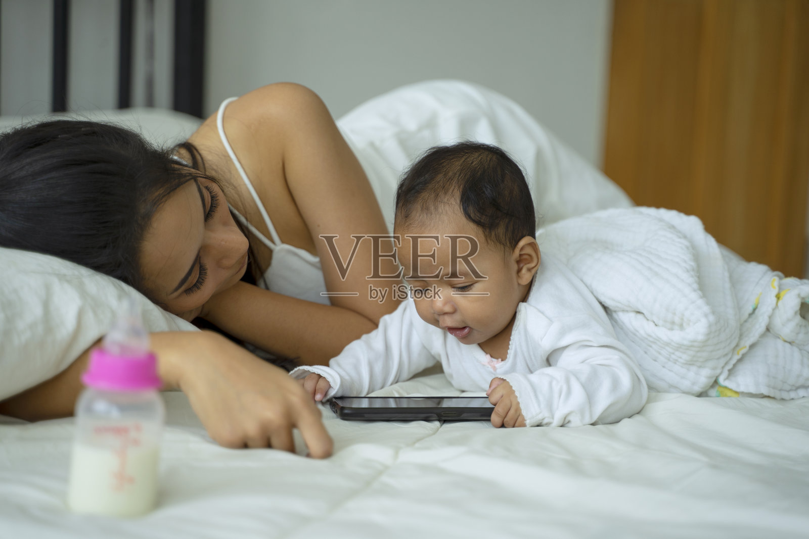 妈妈正在照顾她的女儿。照片摄影图片