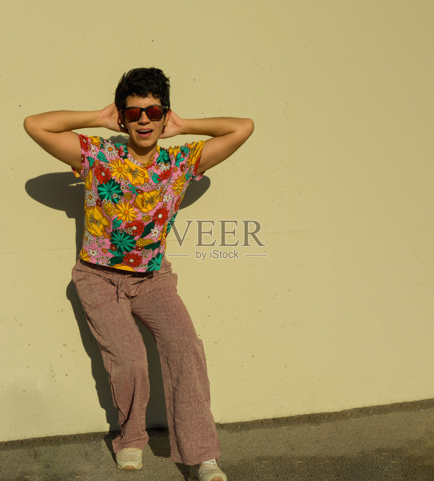 一个无忧无虑的嬉皮女人享受一边看着相机摆姿势照片摄影图片