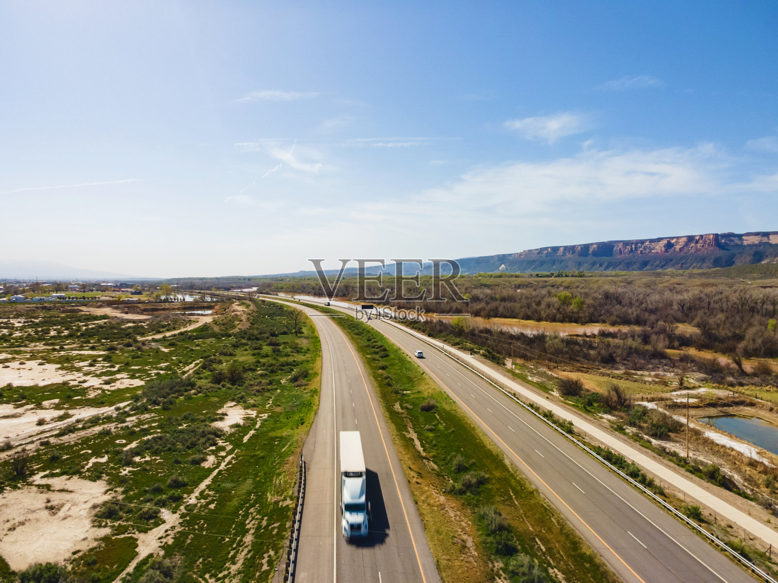 70号州际公路交通半卡车和汽车在西科罗拉多照片系列的鸟瞰图照片摄影图片