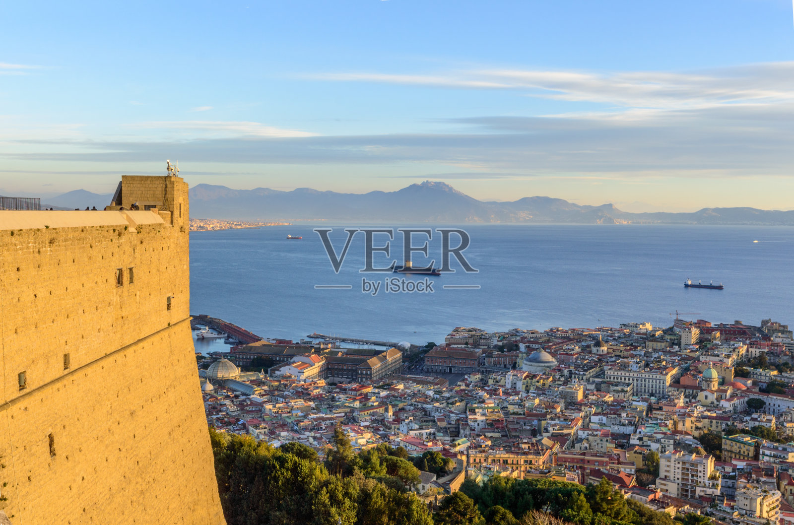 从圣埃尔莫城堡俯瞰那不勒斯湾照片摄影图片