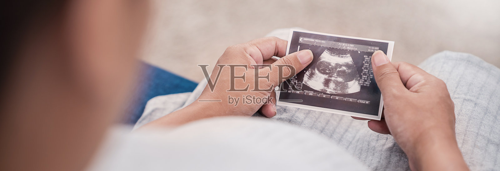 亚洲或白人孕妇持有超声4d扫描图像，期望一个孩子和产妇产前护理。为人父母，结合在一起，女性怀孕概念的旗帜照片摄影图片