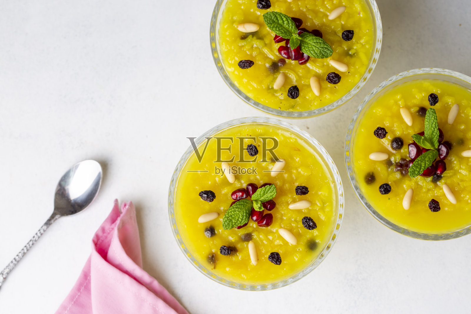 奥斯曼宫殿的传统甜点，像布丁一样甜;土耳其传统甜点Zerde照片摄影图片