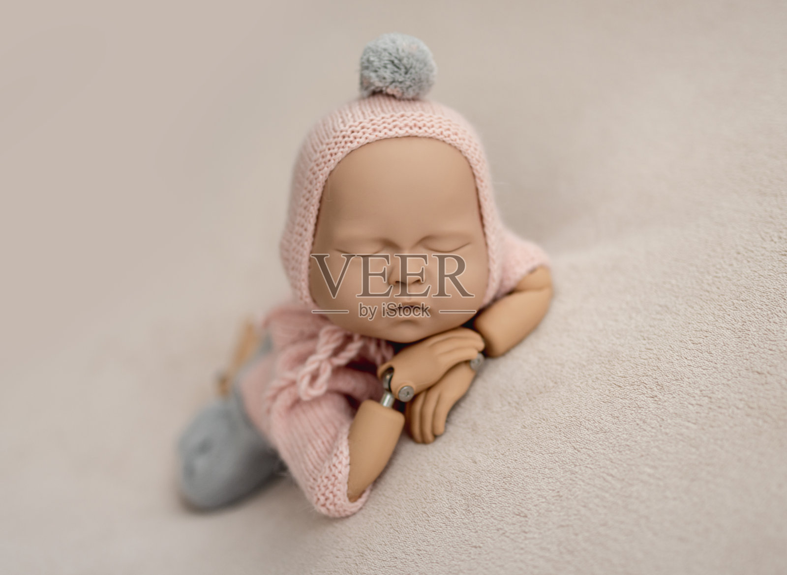 新生儿摆拍人体模型照片摄影图片