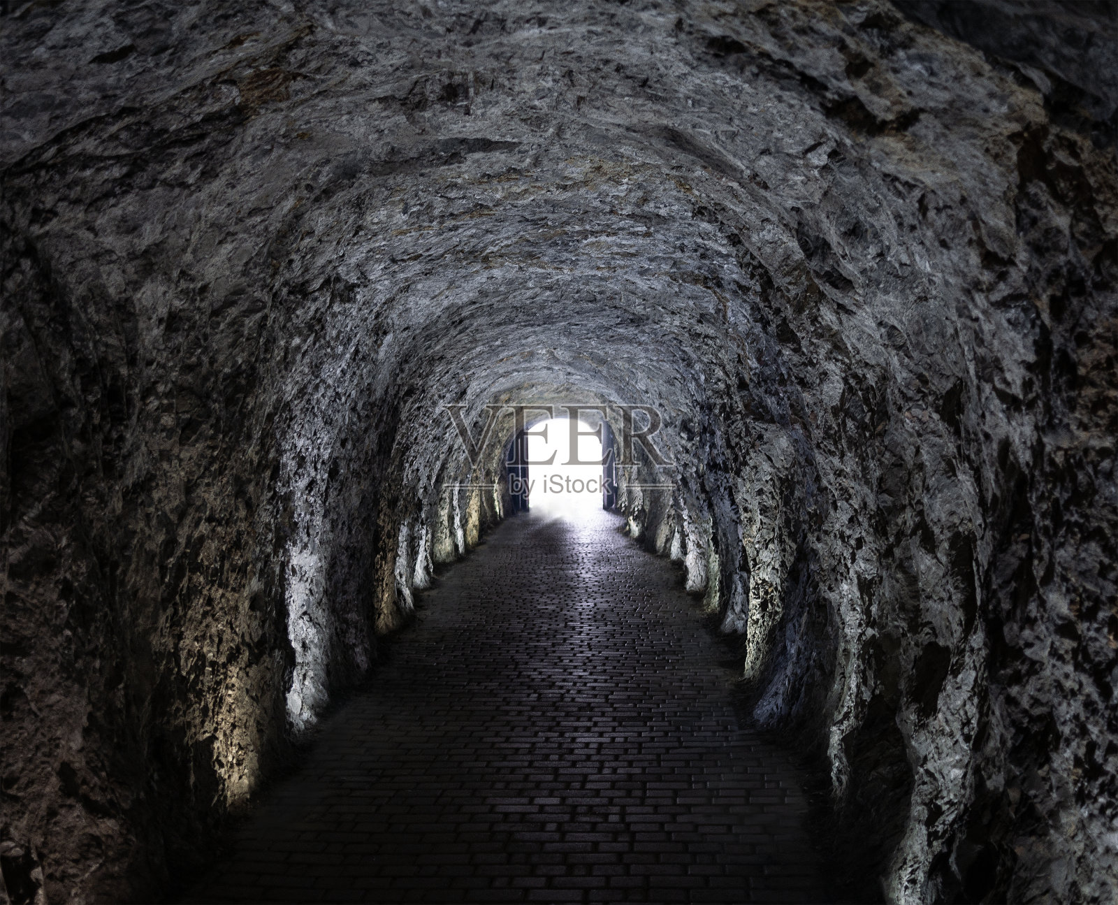 在山洞里照片摄影图片