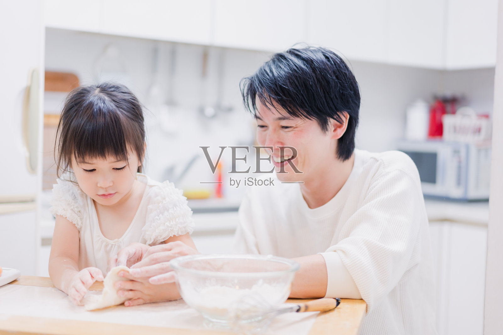 爸爸和女儿一起揉面团照片摄影图片