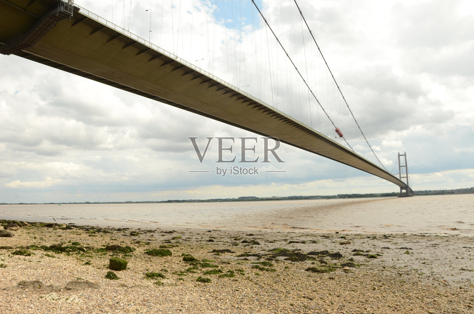 从亨伯河口北岸的赫塞尔前滨亨伯大桥的观点照片摄影图片