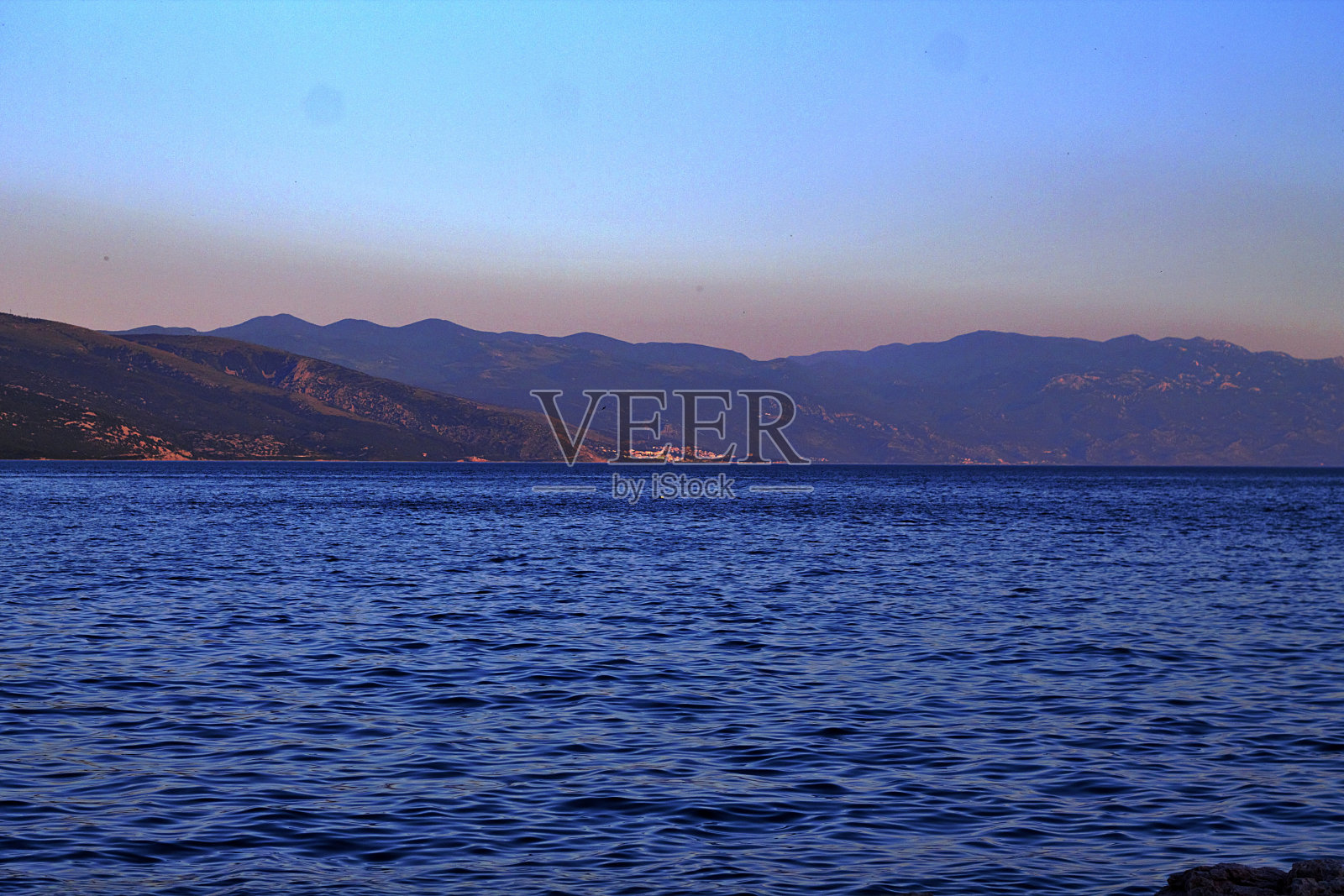 克罗地亚的大海，前景是岩石照片摄影图片