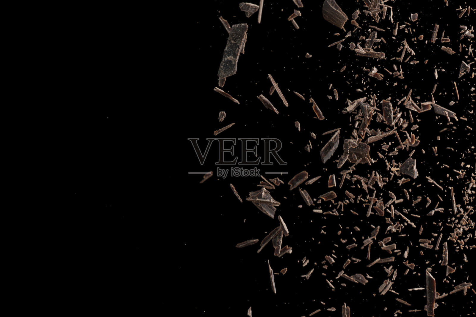 巧克力碎成碎片。准备做糖果。照片摄影图片