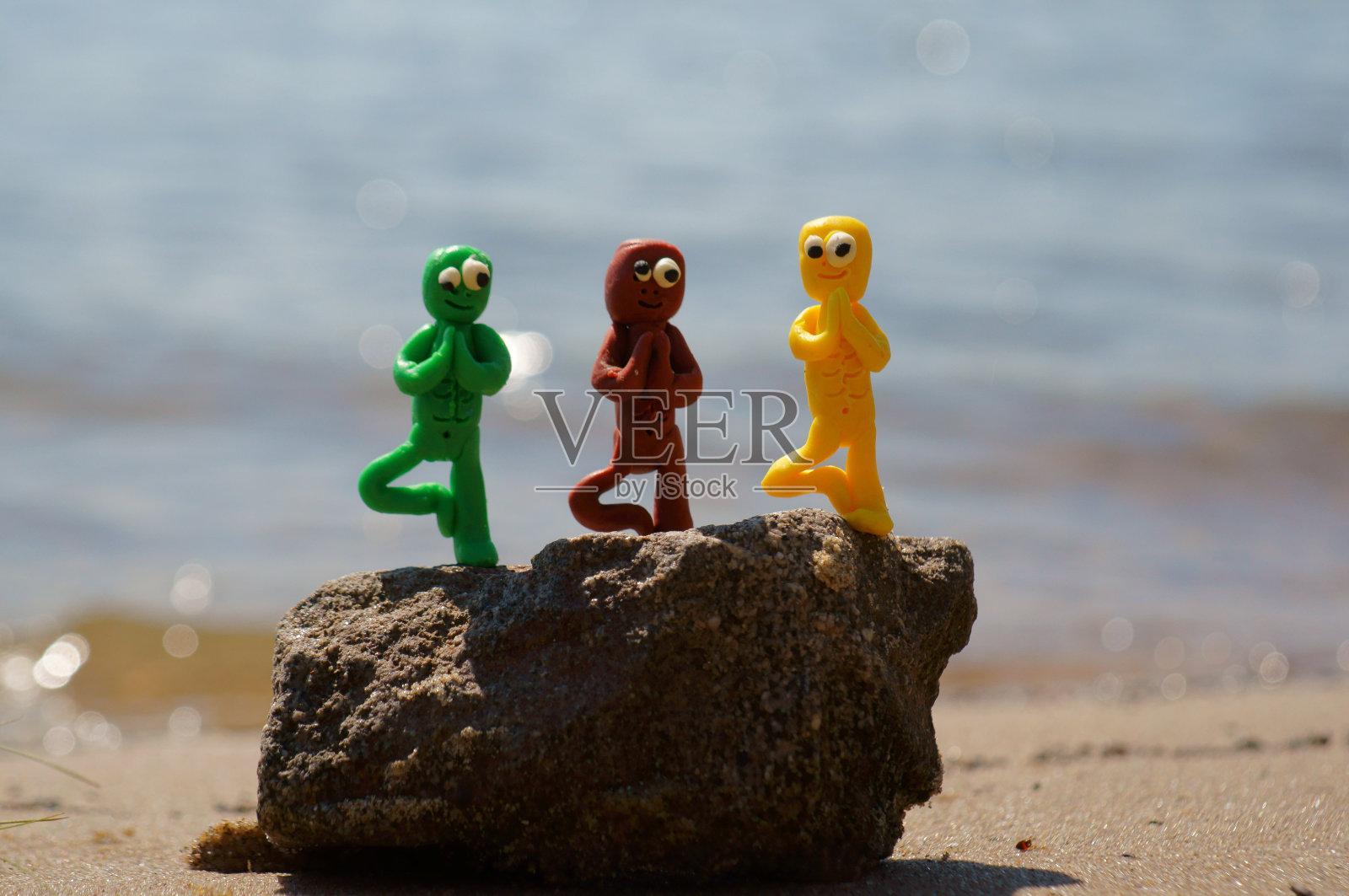 一个玩具僵尸。照片摄影图片