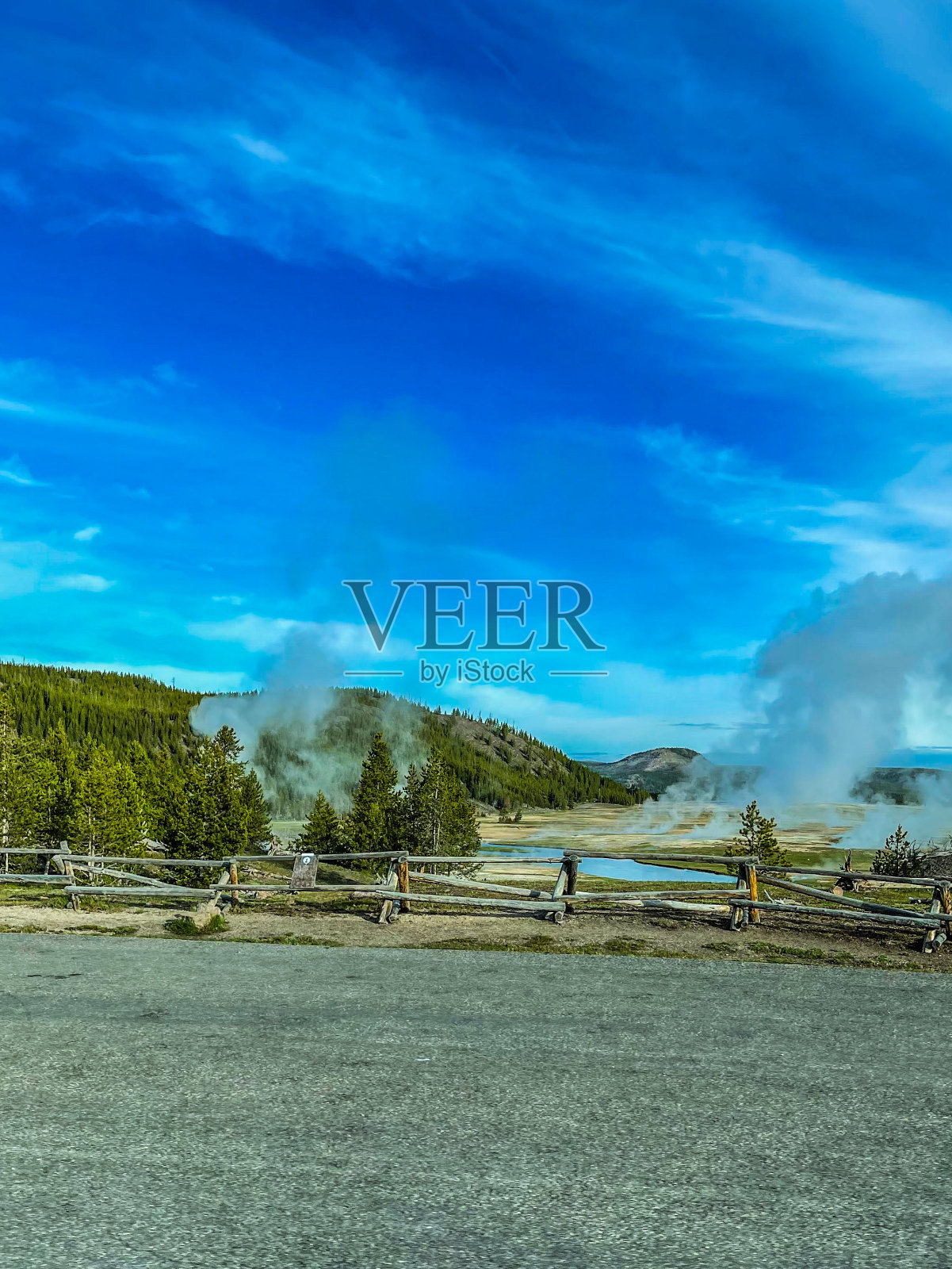 黄石国家公园的间歇泉，从道路到老忠实照片摄影图片