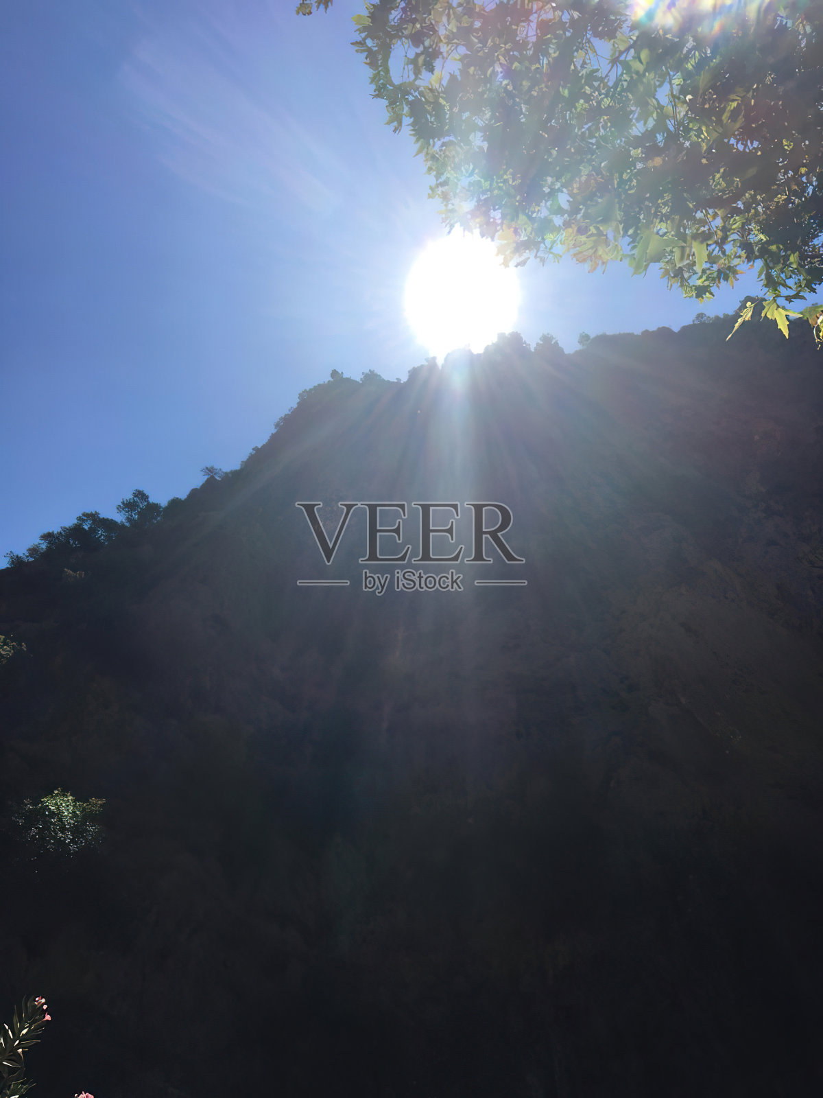 山林间的日落照片摄影图片