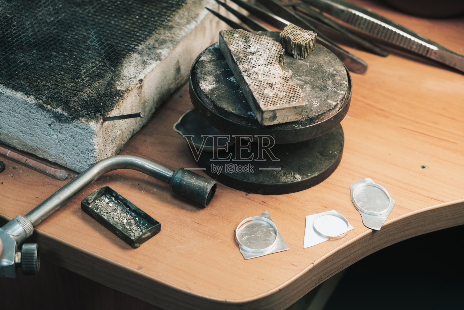 戈德史密斯在工作。有不同工具的珠宝商工作台。用于专业工具制作工艺首饰的桌面。照片摄影图片