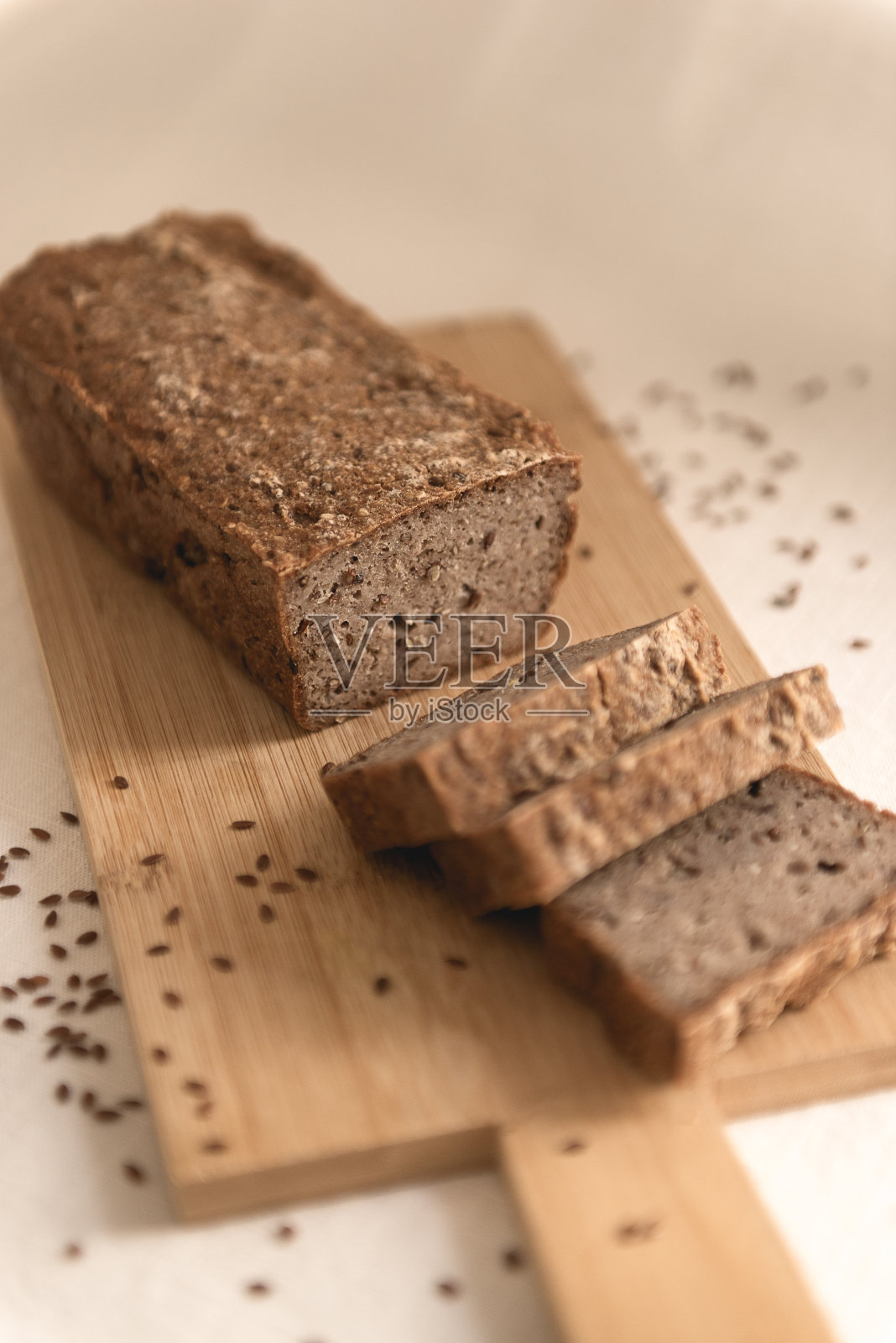 天然自制种子和荞麦面包在木板上照片摄影图片