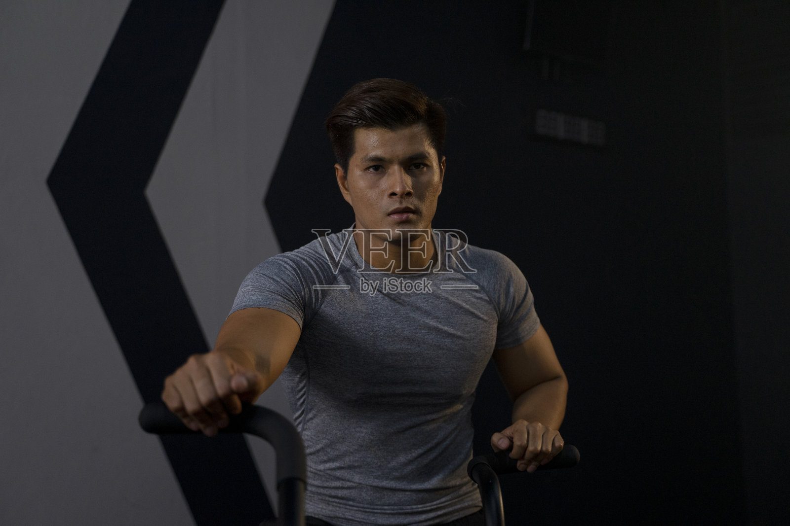 男女运动员正在体育中心锻炼。照片摄影图片