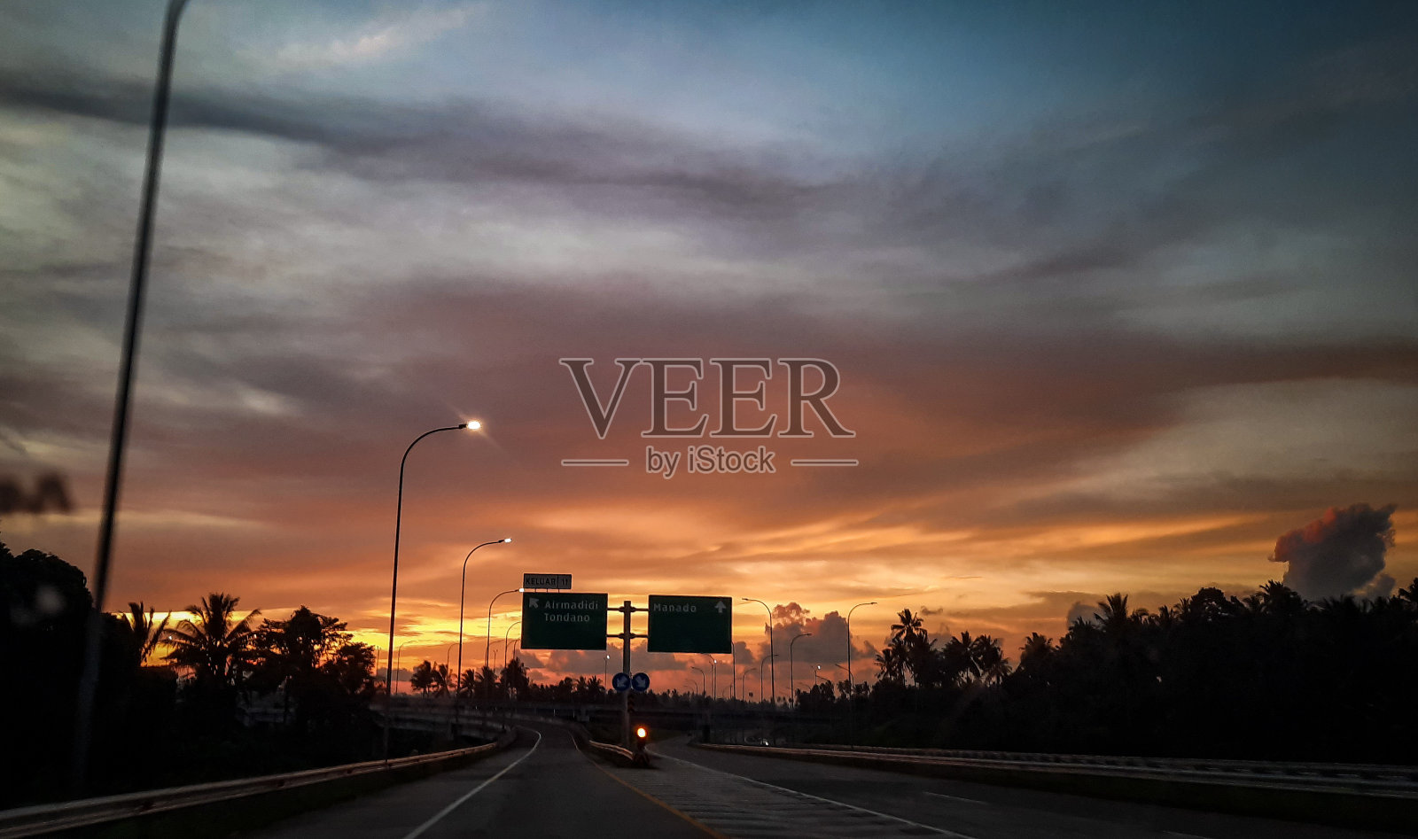 黎明时分的马纳多-比东收费公路照片摄影图片