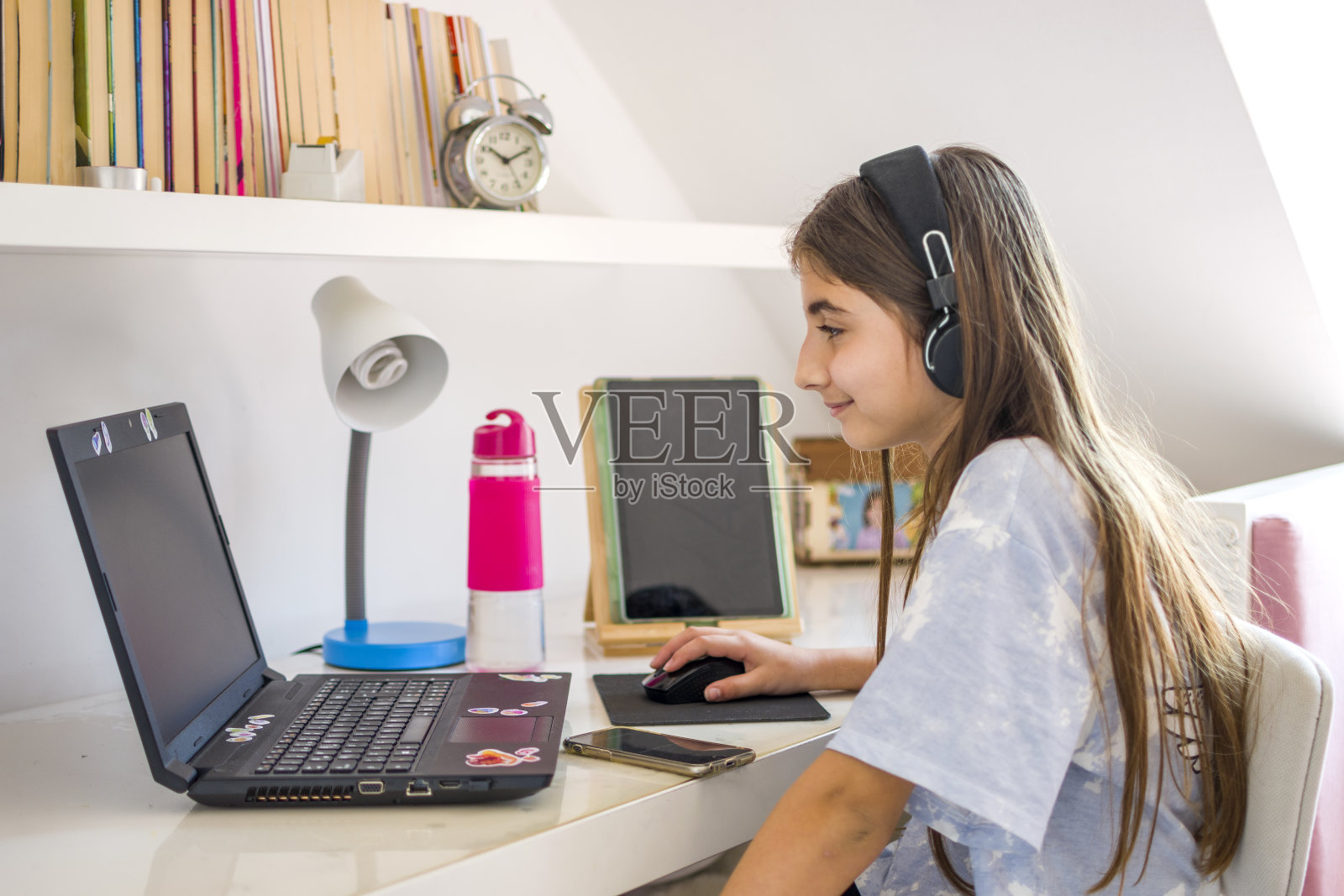 漂亮的女孩在家里使用电脑照片摄影图片