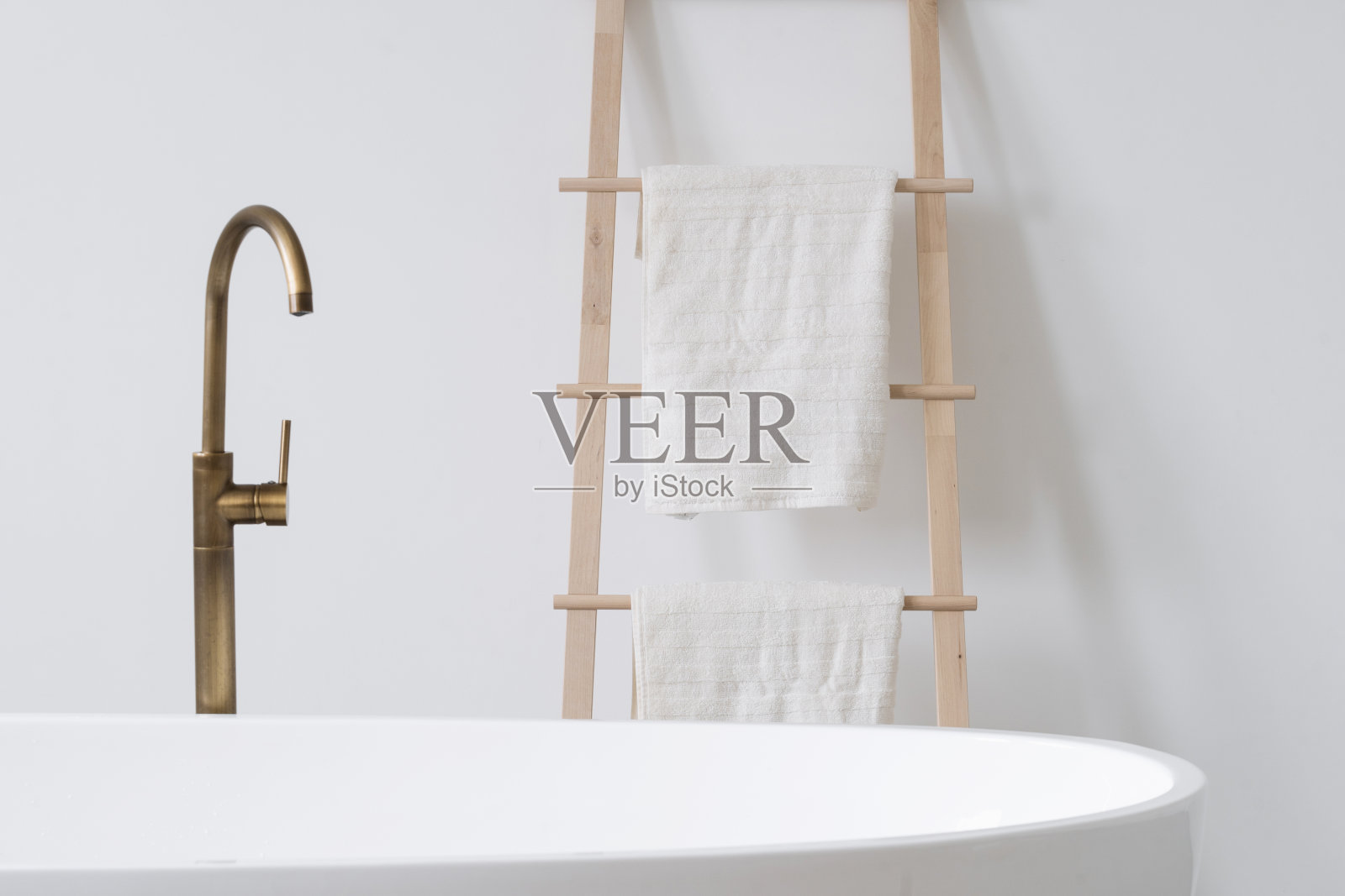 陶瓷白色浴缸和毛巾，斯堪的纳维亚风格的浴室照片摄影图片