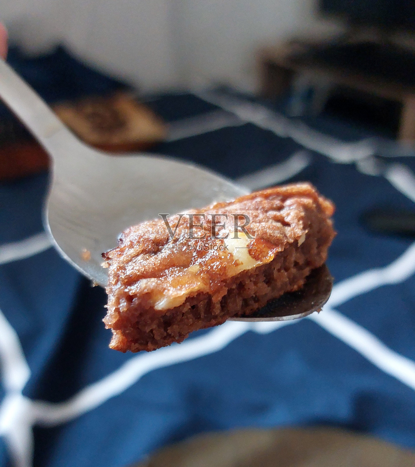 一块巧克力蛋糕照片摄影图片