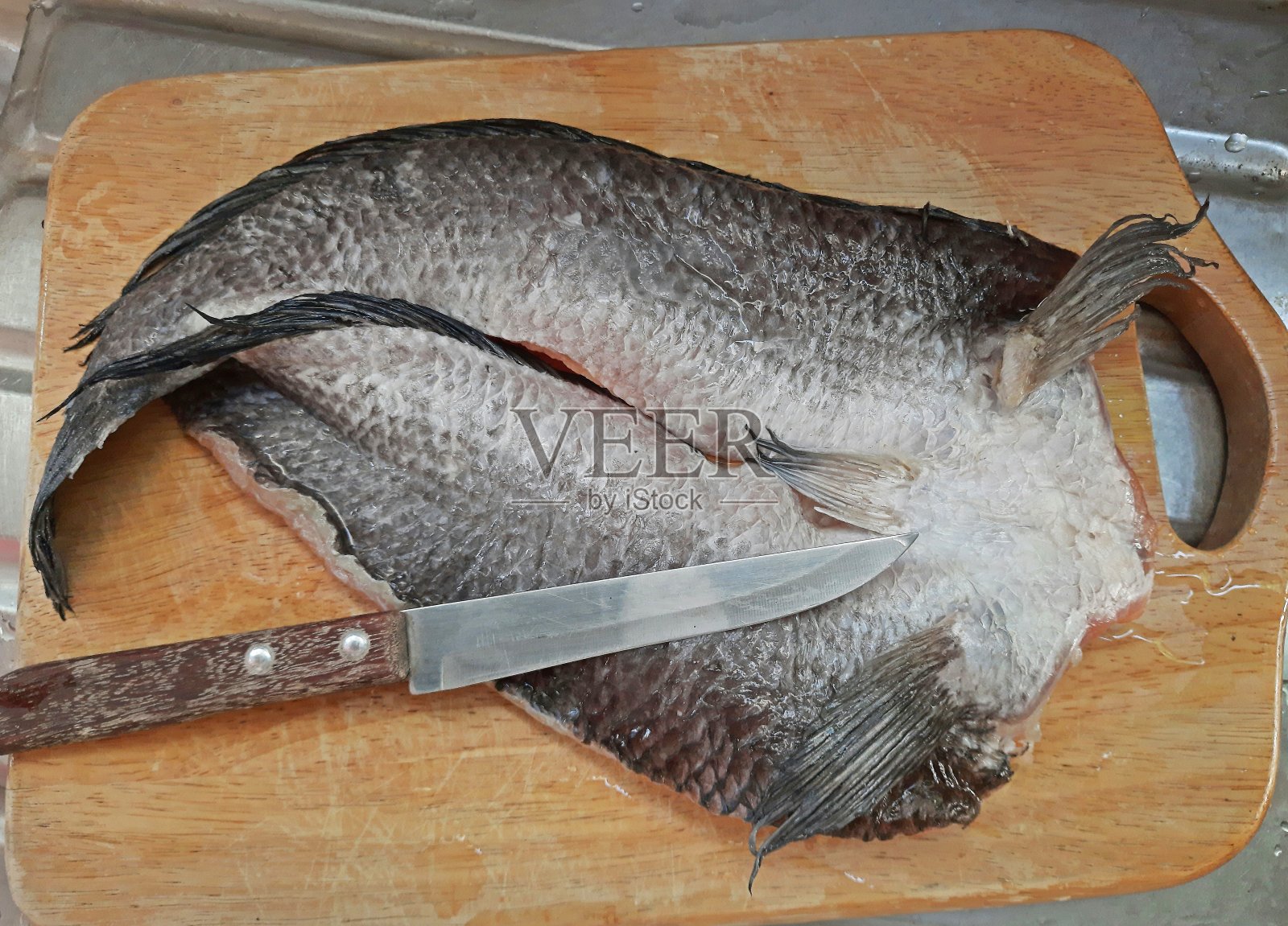 鱼片切割-食品准备。照片摄影图片