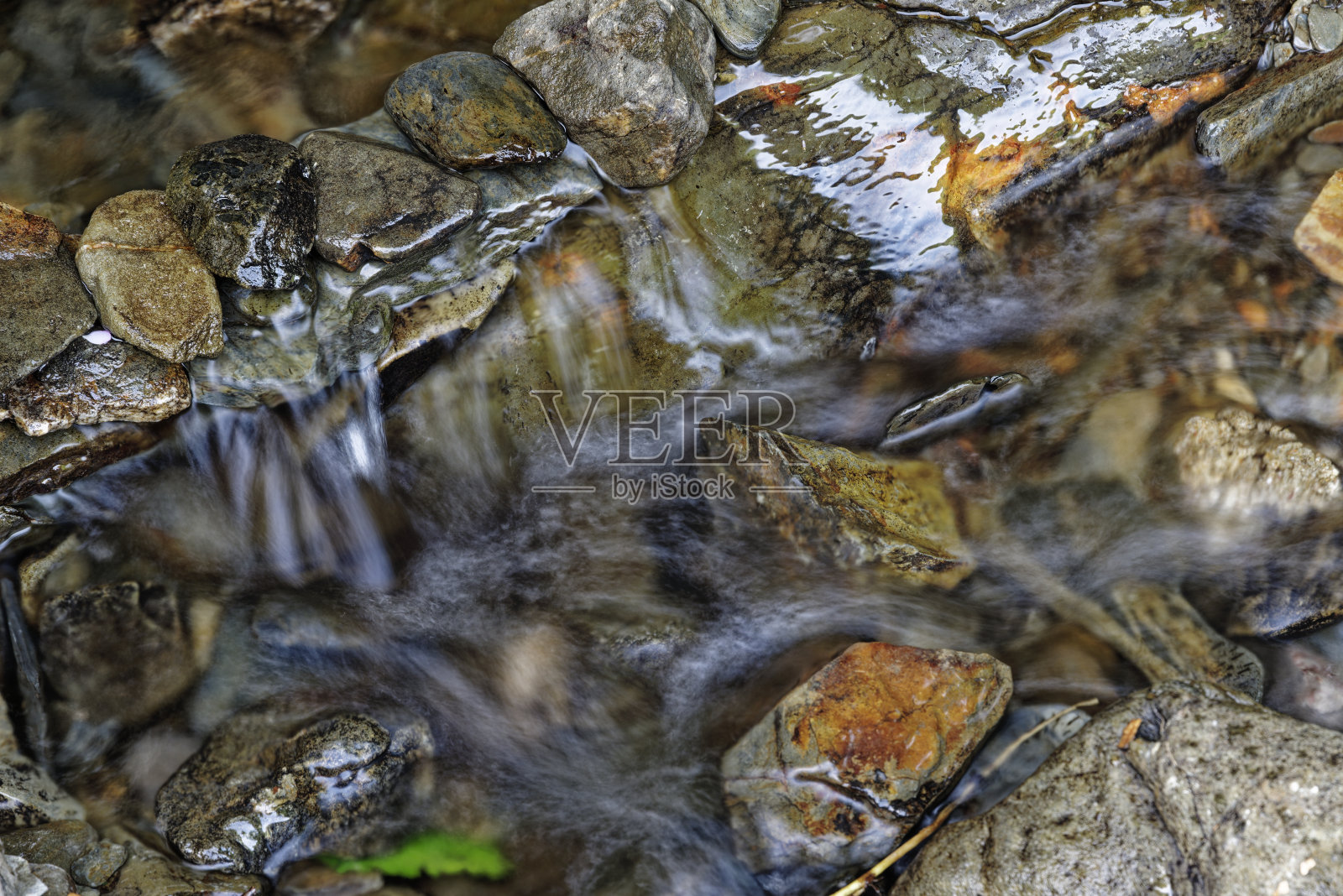 水在石头上流动照片摄影图片