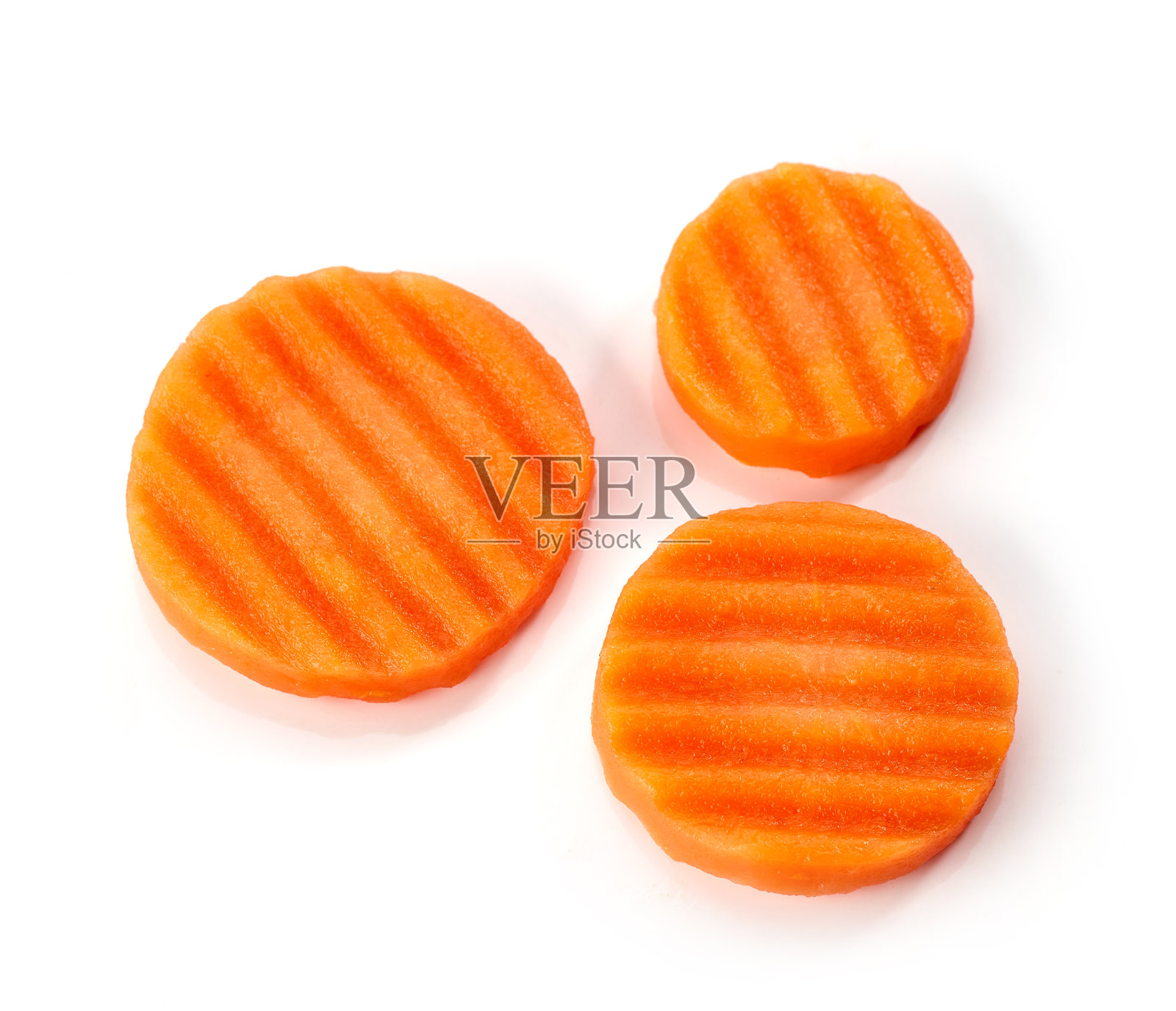 白底上孤立的胡萝卜片照片摄影图片