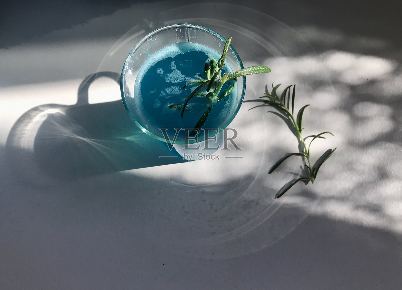 蓝色的冷饮在一个有冰块的杯子里照片摄影图片