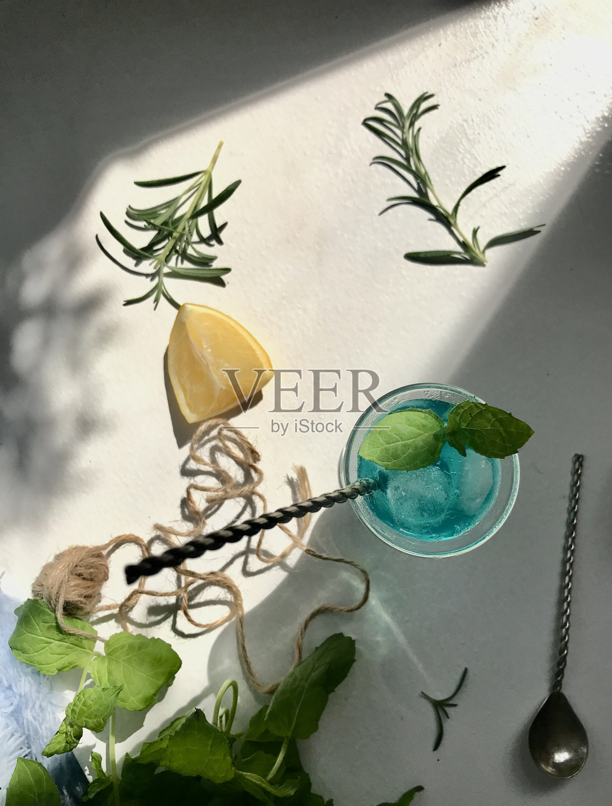 蓝色的冷饮在一个有冰块的杯子里照片摄影图片