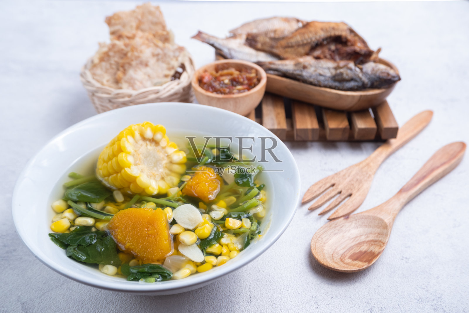 精选白碗玉米清汤或菠菜清汤。照片摄影图片