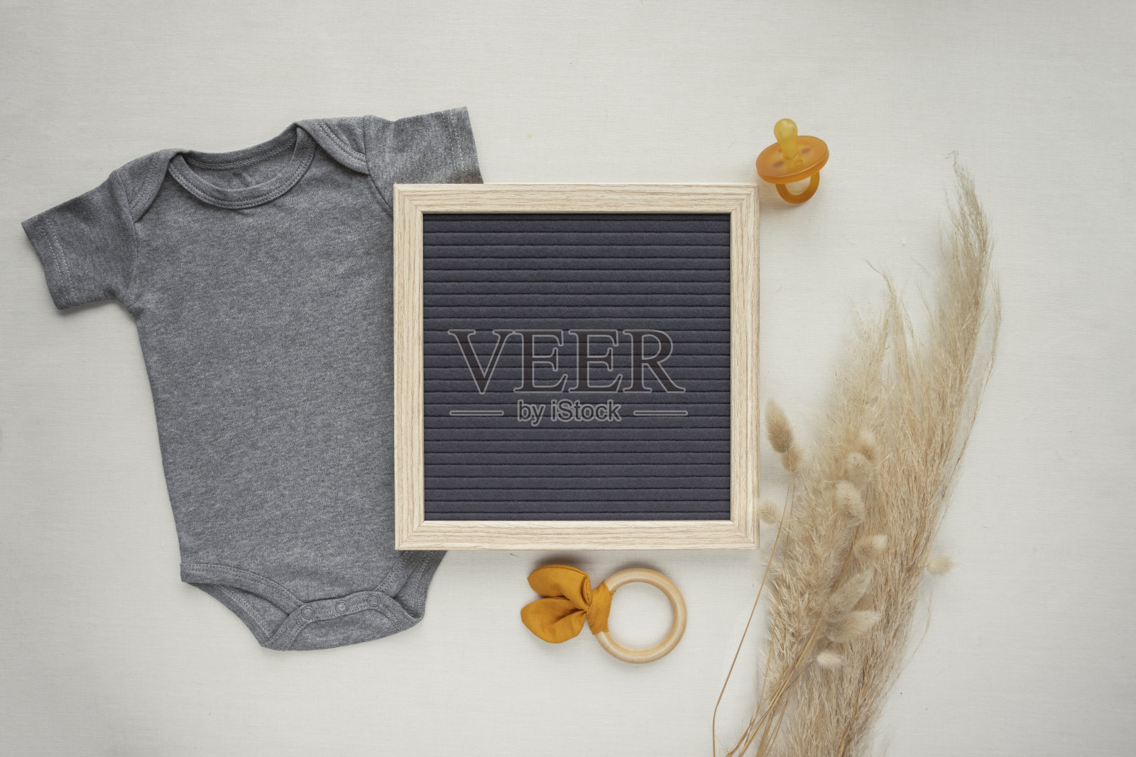 中性妊娠公告平躺照片摄影图片