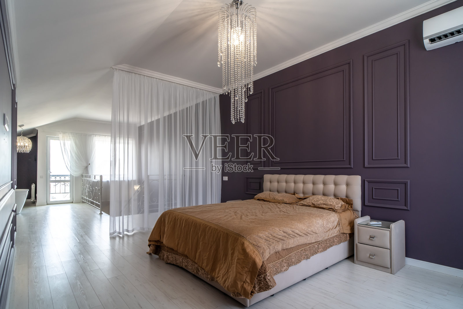 时尚的现代卧室内部，大舒适的床和窗帘照片摄影图片