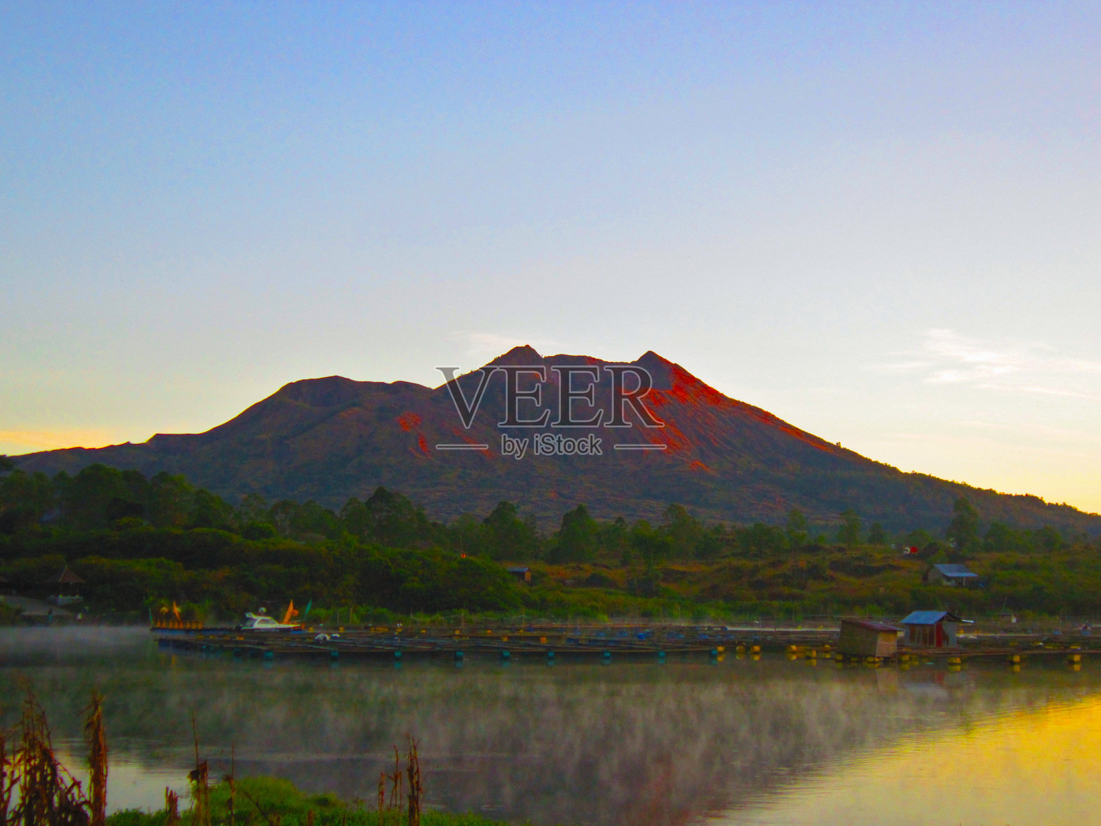 日出前的巴图尔山照片摄影图片