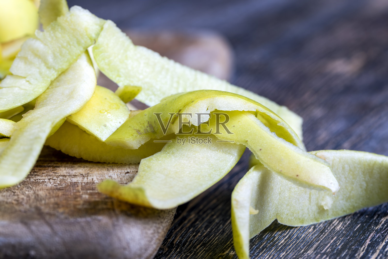 青苹果切片，削皮，放在木板上照片摄影图片