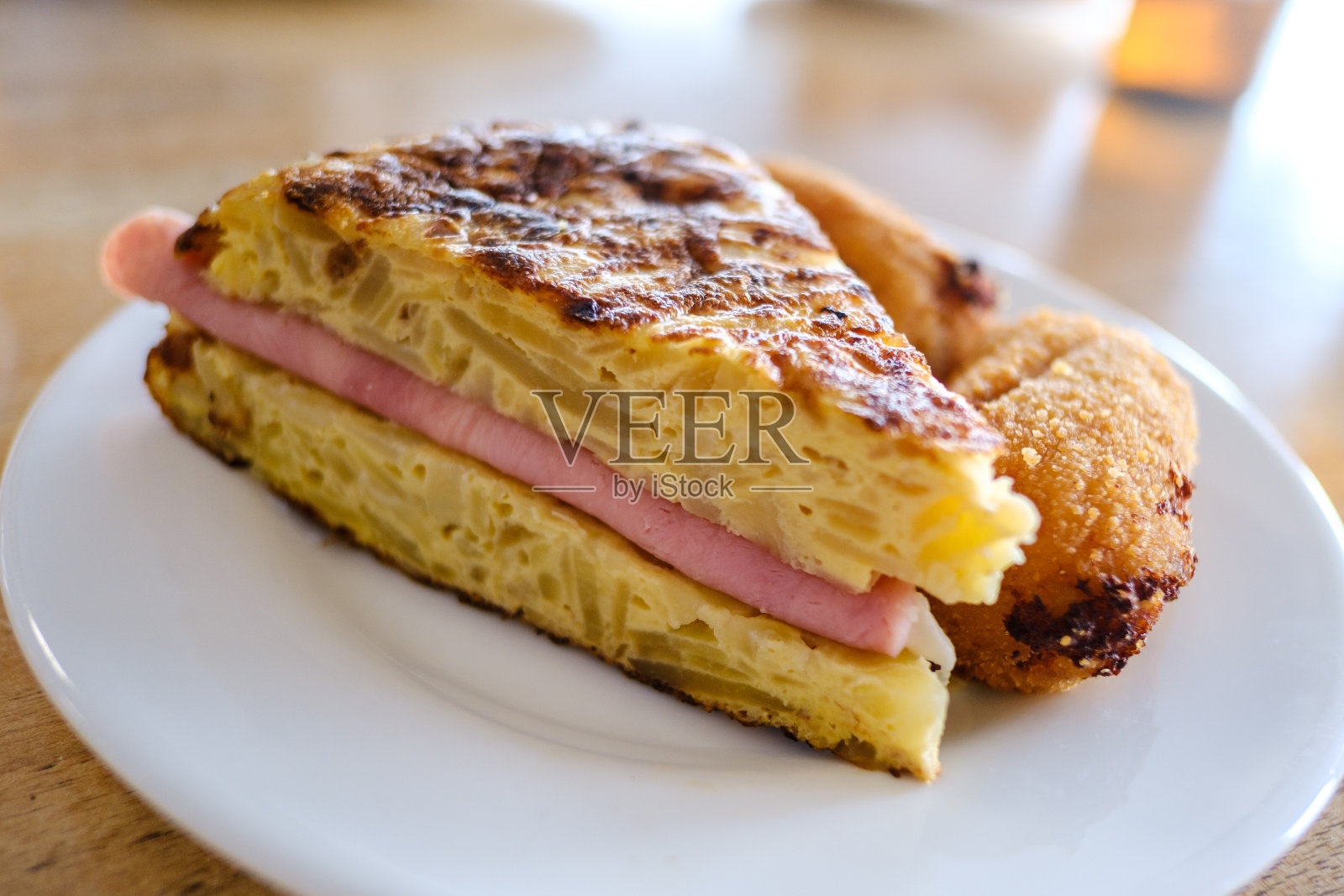 墨西哥薄饼配炸丸子，典型的西班牙小吃照片摄影图片