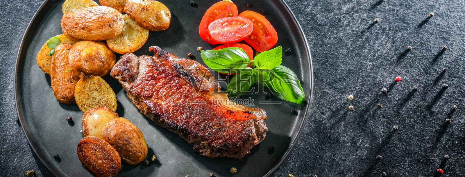 煎牛排配炸土豆和小番茄照片摄影图片