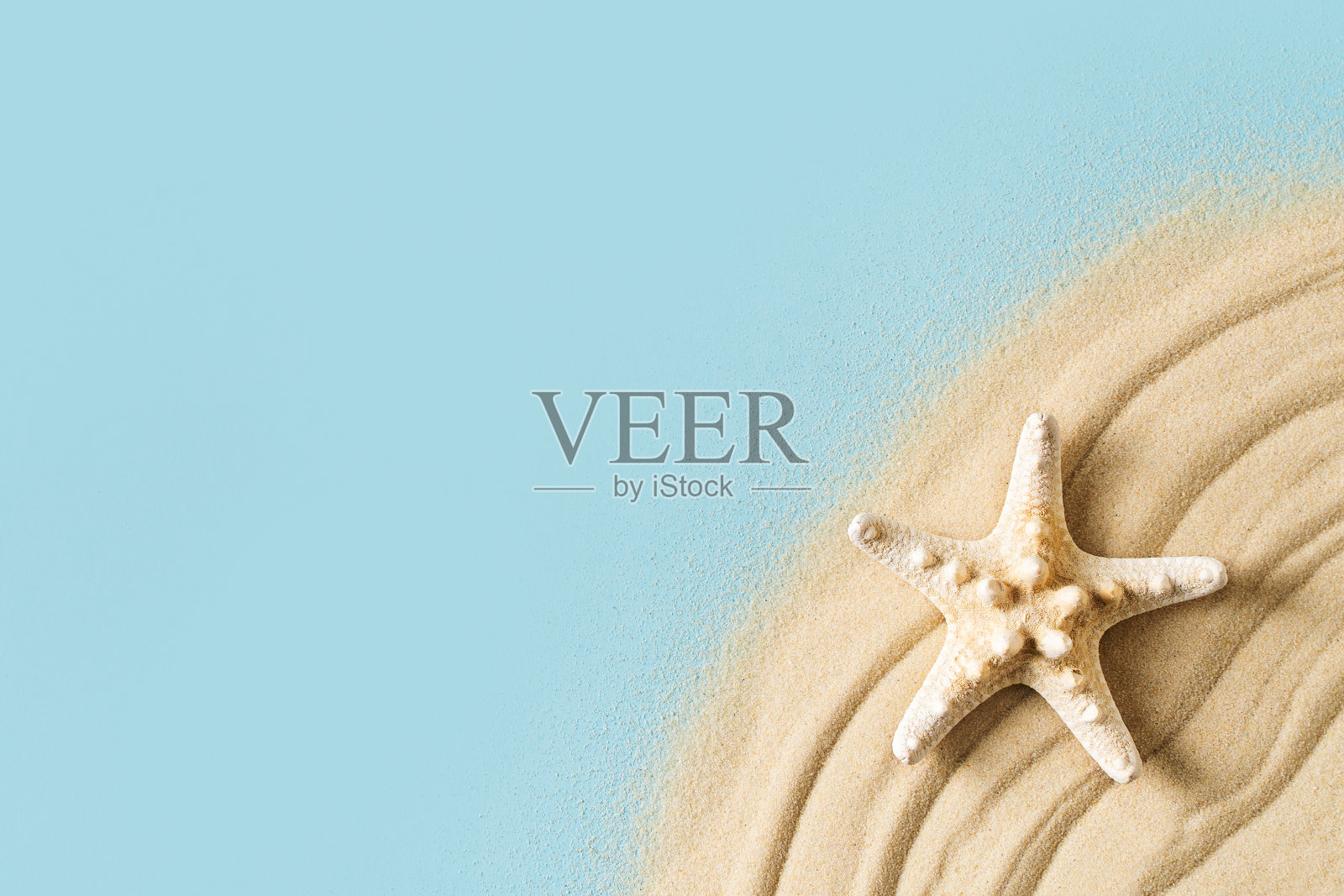 暑假和美丽的沙子模拟海星和沙子在蓝色的背景照片摄影图片