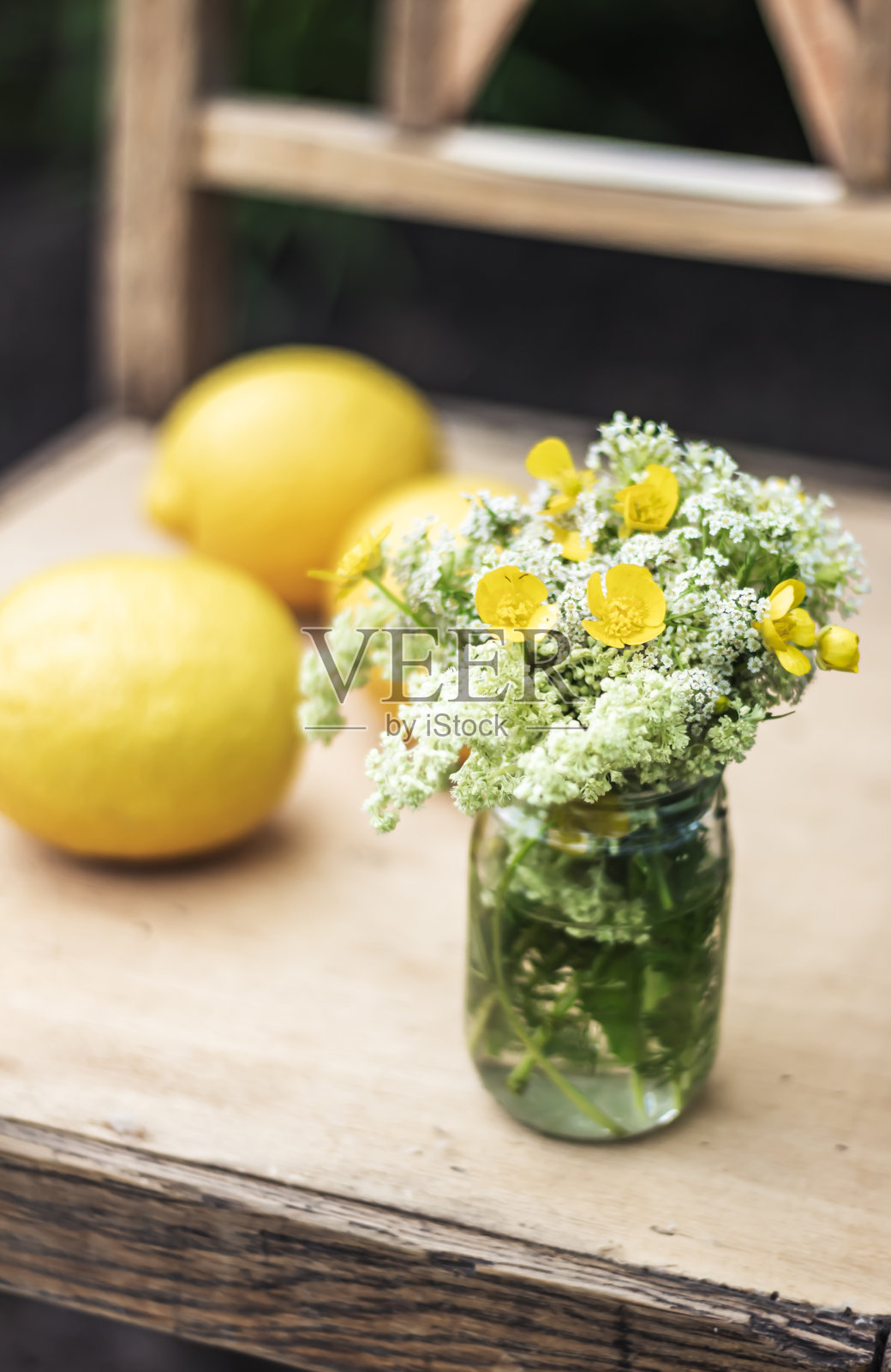静物与野花，户外照片，散景风格。照片摄影图片