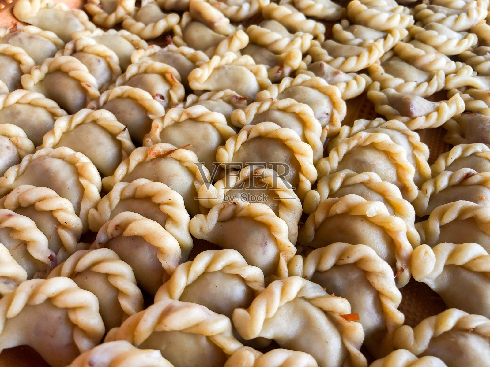 柔和的根据。迷你香脆粉，包有鲍鱼馅。印尼传统食品。照片摄影图片