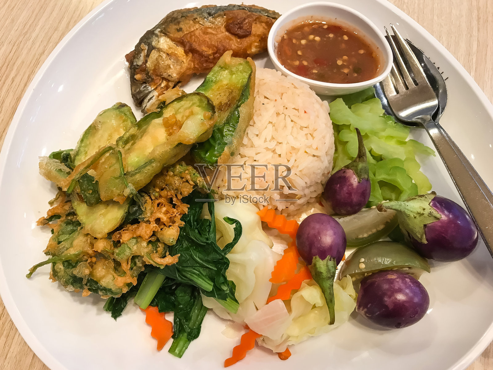 泰式虾蓉炒饭配青花鱼。照片摄影图片