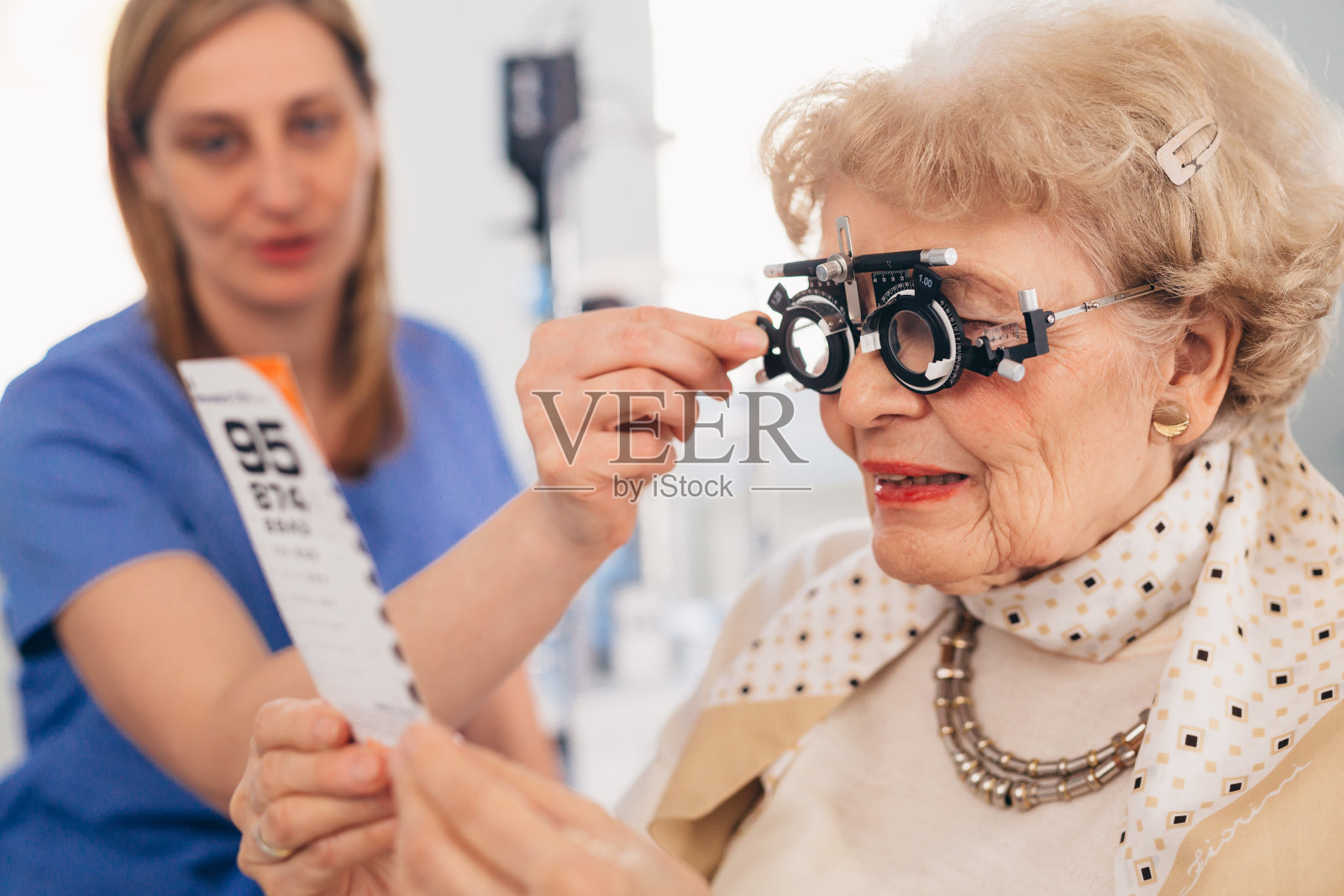 在诊所检查视力的老年妇女照片摄影图片