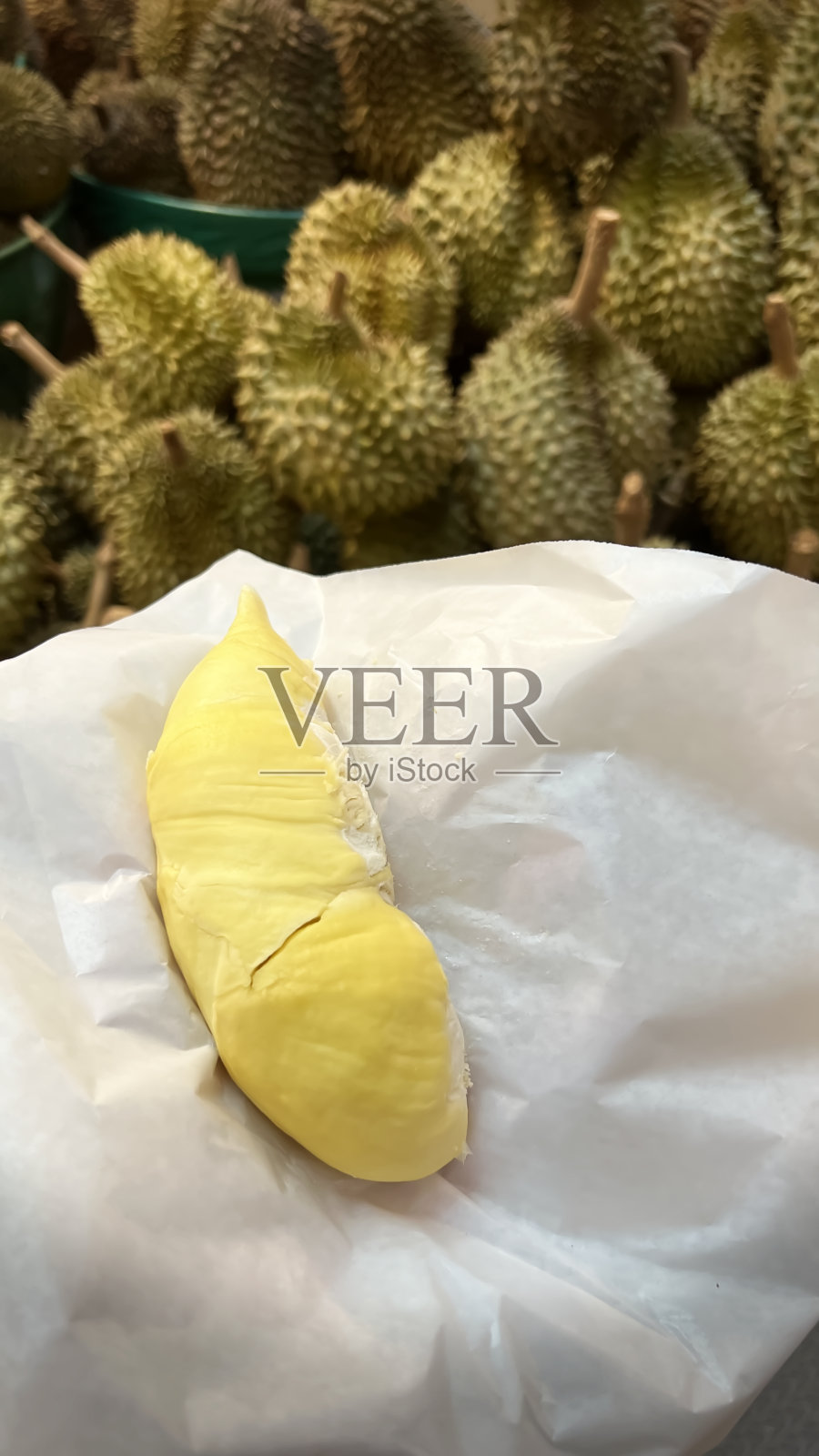 白色包装纸上的榴莲。照片摄影图片