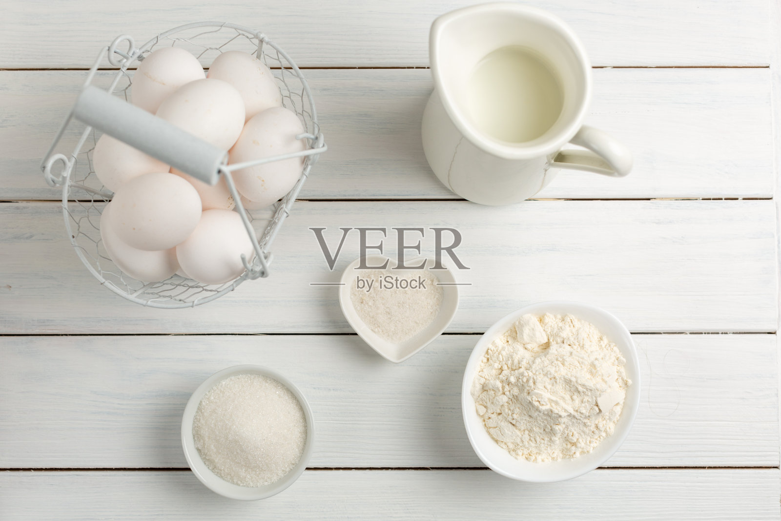 白色的桌子上放着做早餐的白色食材照片摄影图片