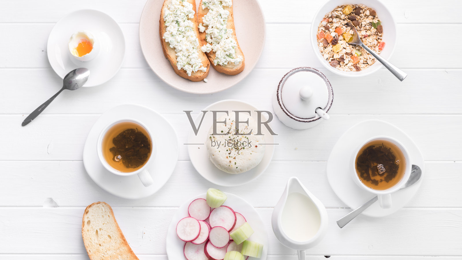 早餐吃沙拉、奶酪和燕麦片照片摄影图片