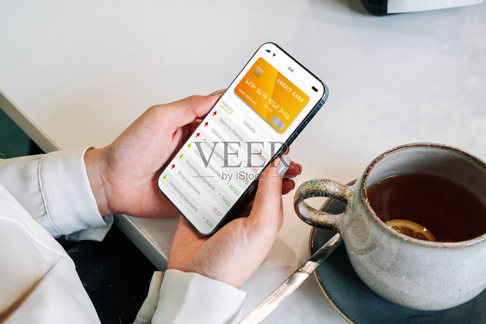 移动银行应用程序。女孩拿着手机用互联网在线银行app。信用卡钱包app。省钱商务钱包。照片摄影图片