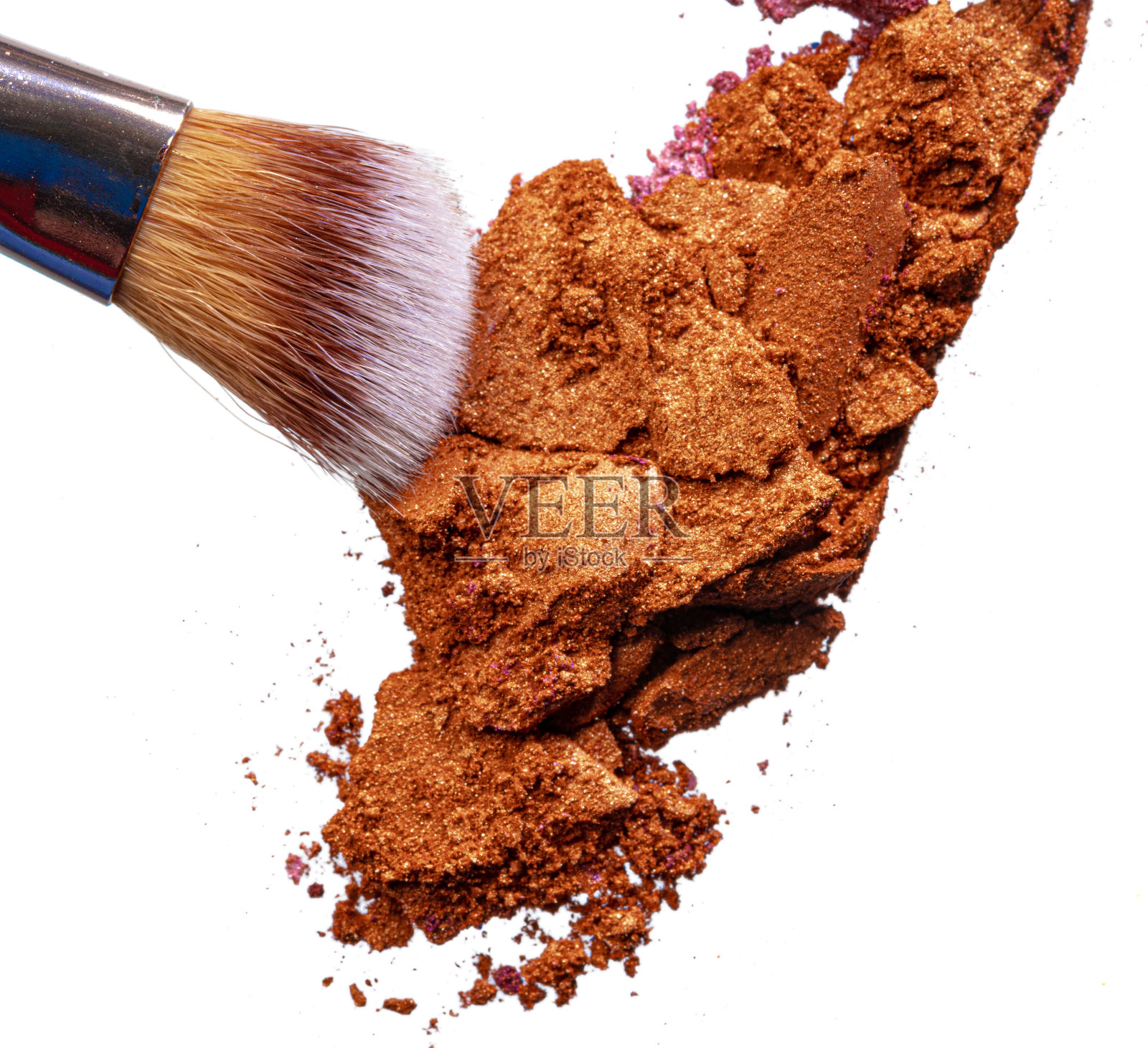 粉碎性眼影用刷子孤立在白色背景上。照片摄影图片