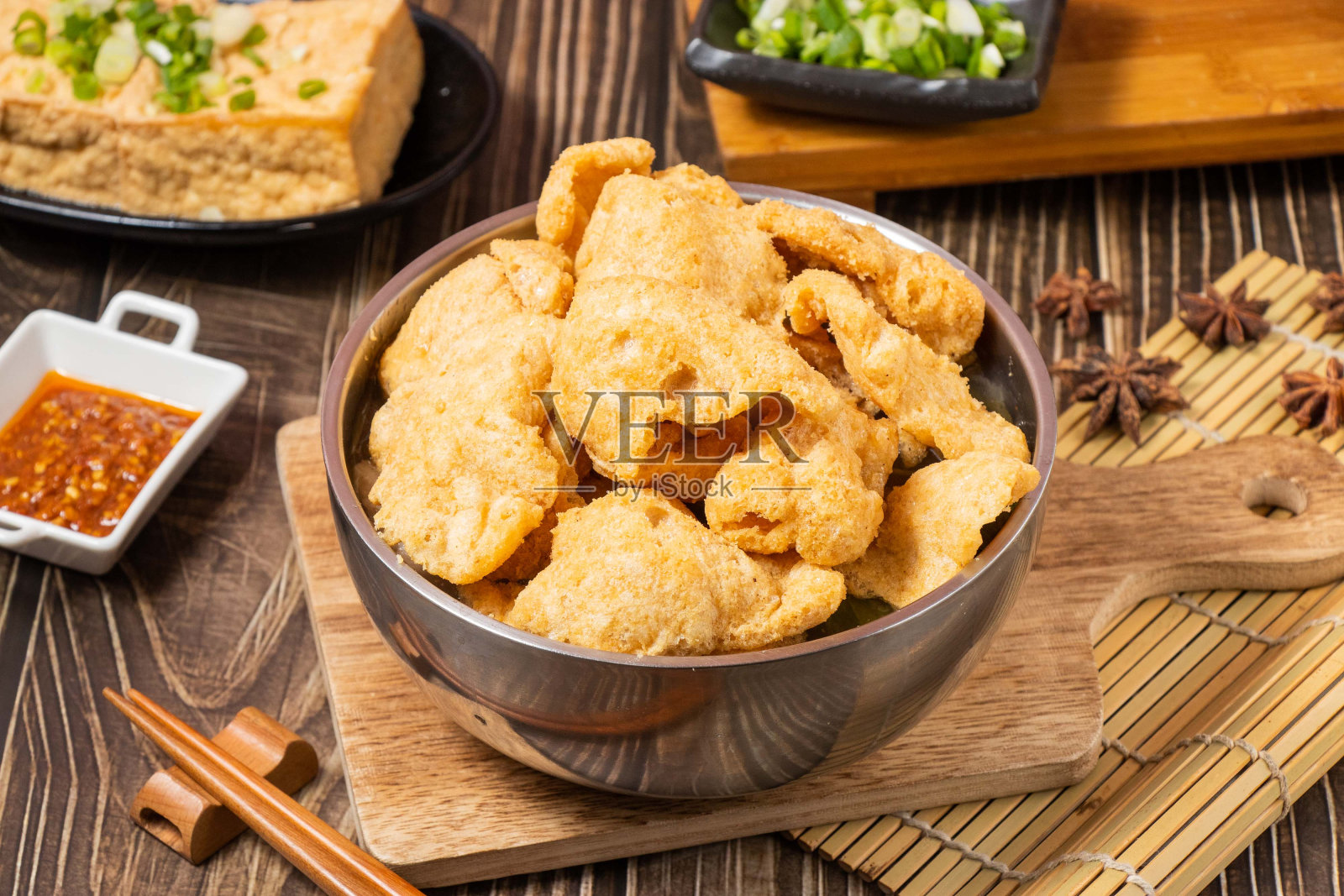 鱼香酥汤板条在一盘孤立的木板上侧观桌上的台湾菜照片摄影图片