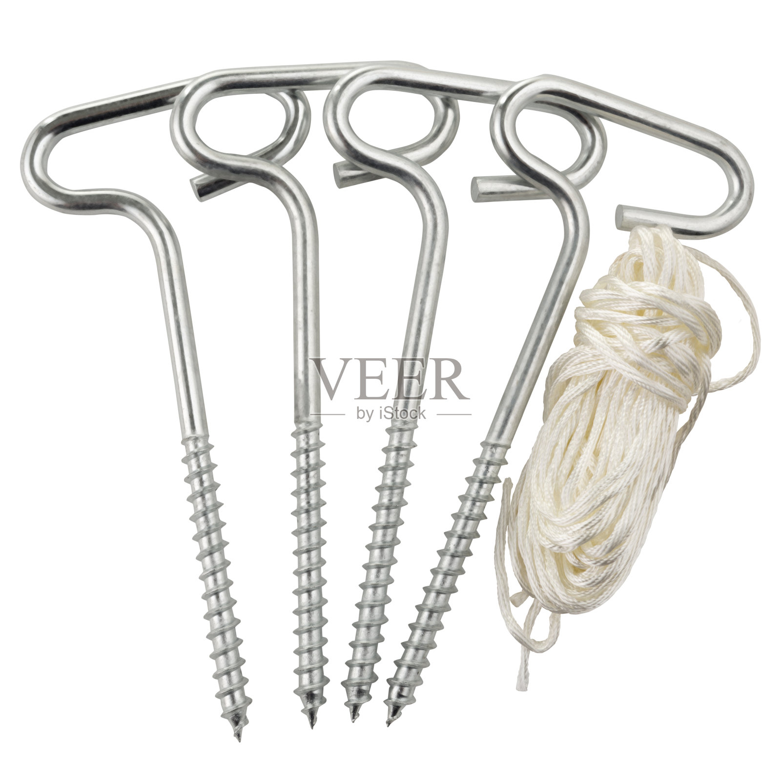 帐篷固定架:在白色背景上固定帐篷的一套装置，由四个粗钢钉和一卷尼龙绳组成照片摄影图片